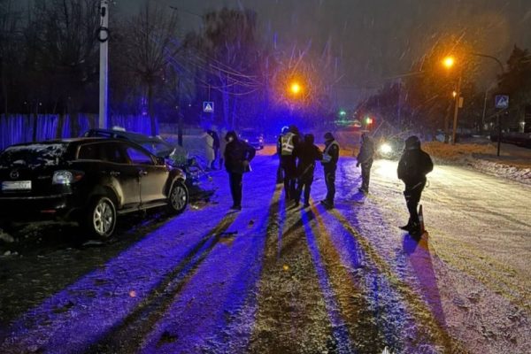 ⚠️У ДТП у Бердичеві загинули дві людини, ще пʼятеро - травмовані: поліцейські розпочали розслідування. 🚨Дорожньо-транспортна пригода сталася 30 січня близько 23:50 на вулиці Житомирській у райцентрі. 👉Попередньо, 32-річна бердичівка, керуючи автомобілем Mazda CX-9 і рухаючись у бік вулиці Соборної, допустила виїзд на зустрічну смугу руху, де відбулося зіткнення з транспортним засобом Nissan Leaf під керуванням 60-річного бердичівця. На жаль, у результаті ДТП загинули водій Nissan і його 60-річна пасажирка, місцева жителька. Ще одну пасажирку засобу, 32-річну бердичівку, було госпіталізовано. 🏥Також травми отримали 32-річна водійка Mazda і троє її пасажирів - 11-річний і 18-річний місцеві жителі та 34-річний житомирянин. Усіх було ушпиталено. 👮‍♂️Слідчі встановлюють усі обставини події за ч. 3 ст. 286 (Порушення правил безпеки дорожнього руху або експлуатації транспорту особами, які керують транспортними засобами, що спричинили загибель кількох осіб) КК України.