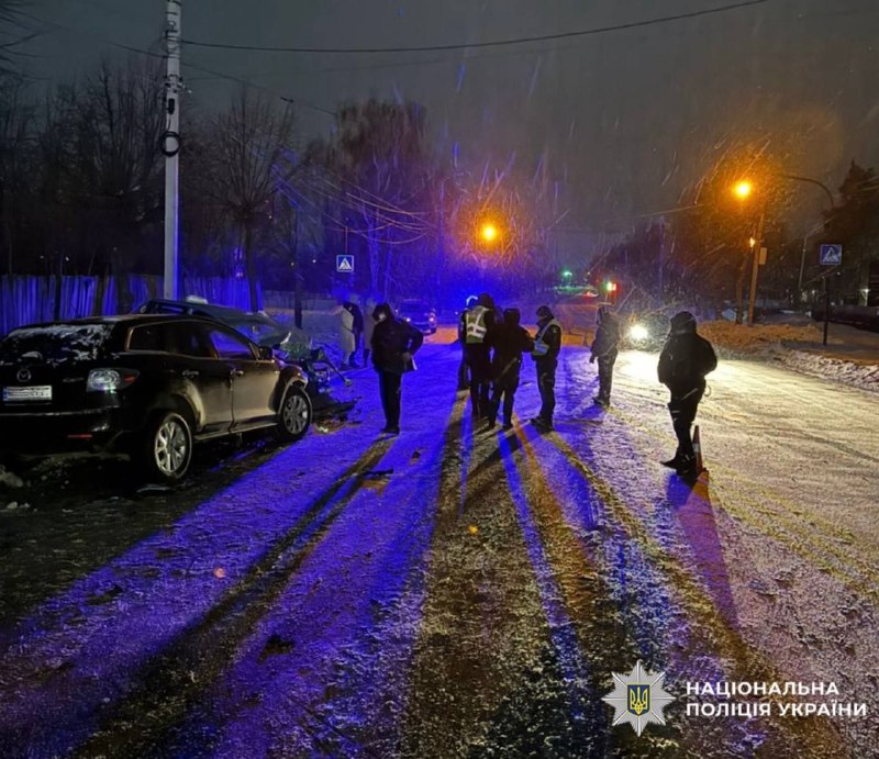 ⚠️У ДТП у Бердичеві загинули дві людини, ще пʼятеро - травмовані: поліцейські розпочали розслідування. 🚨Дорожньо-транспортна пригода сталася 30 січня близько 23:50 на вулиці Житомирській у райцентрі. 👉Попередньо, 32-річна бердичівка, керуючи автомобілем Mazda CX-9 і рухаючись у бік вулиці Соборної, допустила виїзд на зустрічну смугу руху, де відбулося зіткнення з транспортним засобом Nissan Leaf під керуванням 60-річного бердичівця. На жаль, у результаті ДТП загинули водій Nissan і його 60-річна пасажирка, місцева жителька. Ще одну пасажирку засобу, 32-річну бердичівку, було госпіталізовано. 🏥Також травми отримали 32-річна водійка Mazda і троє її пасажирів - 11-річний і 18-річний місцеві жителі та 34-річний житомирянин. Усіх було ушпиталено. 👮‍♂️Слідчі встановлюють усі обставини події за ч. 3 ст. 286 (Порушення правил безпеки дорожнього руху або експлуатації транспорту особами, які керують транспортними засобами, що спричинили загибель кількох осіб) КК України.