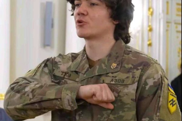 Азовець з Бердичівщини отримав державну нагороду за порятунок життів. Президент України Володимир Зеленський відзначив воїна 12-ї бригади спецпризначення «Азов» — сержанта Віктора Гребіня з позивним «Сімба». 29 січня, у День пам’яті Героїв Крут, захисник був нагороджений «Хрестом бойових заслуг» за проявлені мужність і героїзм. У березні 2025 року під час відбиття прориву ворога Віктор разом із побратимами прийняв бій у надскладних умовах. Отримавши важкі поранення, він не залишив поле бою, продовжив координувати дії підрозділу та організував відхід, врятувавши життя товаришів. Голова Вчорайшенської громади Олександр Черешнюк зазначив, що цей вчинок є прикладом найвищої воїнської честі та самопожертви, а життєвий шлях Віктора — взірцем для молоді. Віктор Гребінь народився 26 липня 2002 року в селі Роставиця Бердичівського району. У 2020 році уклав контракт із НГУ, а з початком повномасштабної війни добровільно приєднався до підрозділу «Азов». 🙏 Бердичівщина пишається своїм Героєм. джерело: rio-berdychiv.info