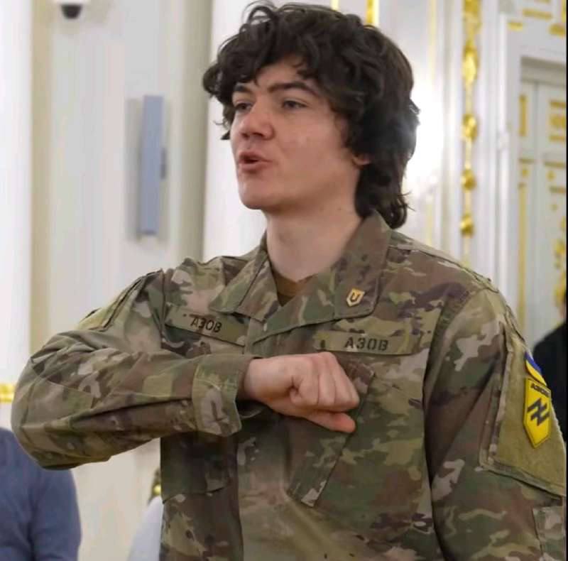 Азовець з Бердичівщини отримав державну нагороду за порятунок життів. Президент України Володимир Зеленський відзначив воїна 12-ї бригади спецпризначення «Азов» — сержанта Віктора Гребіня з позивним «Сімба». 29 січня, у День пам’яті Героїв Крут, захисник був нагороджений «Хрестом бойових заслуг» за проявлені мужність і героїзм. У березні 2025 року під час відбиття прориву ворога Віктор разом із побратимами прийняв бій у надскладних умовах. Отримавши важкі поранення, він не залишив поле бою, продовжив координувати дії підрозділу та організував відхід, врятувавши життя товаришів. Голова Вчорайшенської громади Олександр Черешнюк зазначив, що цей вчинок є прикладом найвищої воїнської честі та самопожертви, а життєвий шлях Віктора — взірцем для молоді. Віктор Гребінь народився 26 липня 2002 року в селі Роставиця Бердичівського району. У 2020 році уклав контракт із НГУ, а з початком повномасштабної війни добровільно приєднався до підрозділу «Азов». 🙏 Бердичівщина пишається своїм Героєм. джерело: rio-berdychiv.info