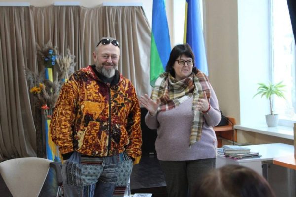У Бердичеві відбулася емоційна зустріч з Русланом Горовим. У Бердичеві відбулася тепла й водночас надзвичайно емоційна творча зустріч з Русланом Горовим — журналістом, письменником, режисером-документалістом, поетом і музикантом, співзасновником видавництва «ТаТиШо» та волонтером. Під час зустрічі автор читав уривки зі своїх текстів — щемкі й комічні, буденні й гострі, але завжди живі та захопливі. Зал то затихав у повній тиші зі сльозами на очах, то вибухав щирим сміхом, реагуючи на кожне слово. Окрему частину спілкування Руслан Горовий присвятив волонтерству, яке для нього розпочалося ще на початку 2010-х років. Він говорив про перші дні повномасштабної війни, про втрати й незламність людей, яких зустрічав, а також про силу книжок — як слова можуть підтримувати й тримати навіть на передовій. Присутні почули не лише художні тексти, а й реальні історії з прифронтових територій, побачені автором на власні очі. Ці розповіді стали особливо емоційними й відвертими, залишивши глибокий слід у серцях слухачів. Наприкінці зустрічі зал вибухнув гучними оплесками. Запитання від глядачів, жваве спілкування та довгі черги за автографами стали знаком вдячності за щирість, правду і слово, яке сьогодні так потрібне українцям.