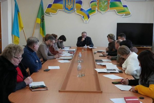 У Бердичівській громаді визначили пріоритети публічних інвестицій на 2026–2028 роки. Відбулося засідання Комісії з питань розподілу публічних інвестицій, під час якого обговорили стратегічні напрями фінансування розвитку громади. 📊 Очільниця фінансового управління міської ради повідомила, що розподіл інвестицій на середньостроковий період 2026–2028 років здійснюється з урахуванням пріоритетності та ступеня готовності проєктів. 📌 Згідно з вимогами Бюджетного кодексу України, не менше 70% загального обсягу інвестицій буде спрямовано на продовження та завершення вже розпочатих робіт. 💰 Загальний обсяг публічних інвестицій з урахуванням бюджету Бердичівської міської територіальної громади на 2026 рік становить 70,0 млн грн. ✅ За підсумками засідання комісія ухвалила Консолідований перелік публічних інвестиційних проєктів та програм на 2026–2028 роки. До нього включено 2 проєкти на загальну суму понад 13,0 млн грн, зокрема: • реконструкція будівлі закладу дошкільної освіти №7 • ремонтно-реставраційні роботи Центру позашкільної освіти ім. О. Разумкова джерело: berdychiv-rada.gov.ua
