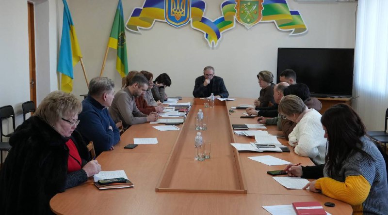 У Бердичівській громаді визначили пріоритети публічних інвестицій на 2026–2028 роки. Відбулося засідання Комісії з питань розподілу публічних інвестицій, під час якого обговорили стратегічні напрями фінансування розвитку громади. 📊 Очільниця фінансового управління міської ради повідомила, що розподіл інвестицій на середньостроковий період 2026–2028 років здійснюється з урахуванням пріоритетності та ступеня готовності проєктів. 📌 Згідно з вимогами Бюджетного кодексу України, не менше 70% загального обсягу інвестицій буде спрямовано на продовження та завершення вже розпочатих робіт. 💰 Загальний обсяг публічних інвестицій з урахуванням бюджету Бердичівської міської територіальної громади на 2026 рік становить 70,0 млн грн. ✅ За підсумками засідання комісія ухвалила Консолідований перелік публічних інвестиційних проєктів та програм на 2026–2028 роки. До нього включено 2 проєкти на загальну суму понад 13,0 млн грн, зокрема: • реконструкція будівлі закладу дошкільної освіти №7 • ремонтно-реставраційні роботи Центру позашкільної освіти ім. О. Разумкова джерело: berdychiv-rada.gov.ua