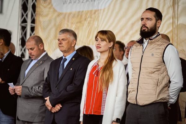 Бердичівський депутат Богдан Кицак оприлюднив декларацію про доходи за 2025 рік. 2 лютого на сайті НАЗК з’явилася декларація народного депутата Богдана Кицака, обраного від округу Бердичівщини. Раніше в інтерв’ю нашому виданню він пообіцяв оприлюднити документ — і свою обіцянку виконав. 🔍 Що змінилося у декларації: • 💰 зарплата за 2025 рік — 844 416 грн (у 2024 — 768 170 грн); • 🏦 кошти на банківському рахунку — 6 226 грн; • 💵 готівкові заощадження — 60 000 доларів США (збільшення ще на 12 тис.). Як і в попередні роки, значну частину доходів депутат зберігає у валюті. 🏠 Майно та користування: • квартира, отримана у спадок від діда; • орендований офіс (у Федора Томашевського); • автомобіль, отриманий у позику від матері. 👨‍👩‍👧 Сім’я У декларації знову відсутня інформація про родину, попри те, що на публічних заходах поруч із депутатом часто бачать депутатку міської ради та керівницю його благодійного фонду Анну Ліпецьку. 📊 Також у декларації: • немає цінних паперів; • відсутні фінансові зобов’язання; • не ведеться будівництво. 🧐 Аналітики зазначають: з одного боку, це може свідчити про скромність народного депутата, з іншого — про те, що частина його колег із подібними статками могла обрати інший шлях. джерело: rio-berdychiv.info #політика