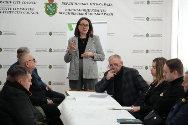 У Бердичівській громаді обговорили майбутній просторовий розвиток. У громаді відбулося громадське обговорення щодо формування завдання на розроблення Комплексного плану просторового розвитку території. Стратегічна сесія стала одним із ключових етапів підготовки документа, який визначатиме майбутній вигляд та функціональність громади. Робота учасників була зосереджена на трьох напрямах: ▶️ просторовий розвиток території ▶️ економічне зростання ▶️ транспорт, інженерні мережі, комунікації та захист довкілля 🗺️ Під час дискусій сформували просторову візію розвитку громади та визначили пріоритети на довгострокову перспективу. 💼 Окрему увагу приділили питанням залучення інвестицій та створення кращих умов для економічної діяльності на території громади. 📎 джерело: https://cutt.ly/dtv37YPR