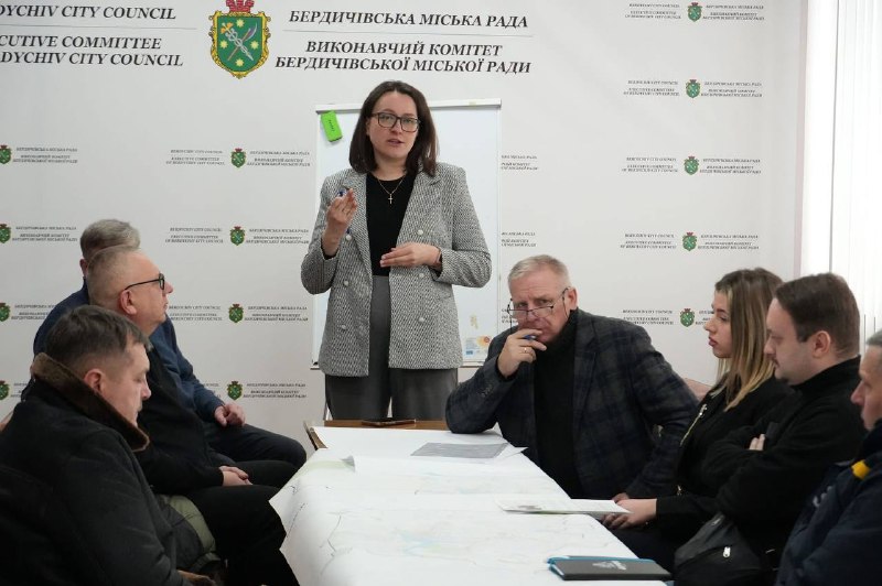 У Бердичівській громаді обговорили майбутній просторовий розвиток. У громаді відбулося громадське обговорення щодо формування завдання на розроблення Комплексного плану просторового розвитку території. Стратегічна сесія стала одним із ключових етапів підготовки документа, який визначатиме майбутній вигляд та функціональність громади. Робота учасників була зосереджена на трьох напрямах: ▶️ просторовий розвиток території ▶️ економічне зростання ▶️ транспорт, інженерні мережі, комунікації та захист довкілля 🗺️ Під час дискусій сформували просторову візію розвитку громади та визначили пріоритети на довгострокову перспективу. 💼 Окрему увагу приділили питанням залучення інвестицій та створення кращих умов для економічної діяльності на території громади. 📎 джерело: https://cutt.ly/dtv37YPR
