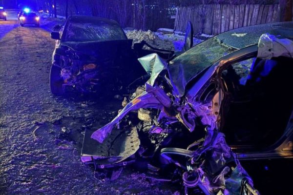 У лікарні померла бердичівлянка, яка спричинила смертельну ДТП. У ніч на 30 січня у Бердичеві сталася жахлива дорожньо-транспортна пригода. Внаслідок аварії загинули дві людини, ще п’ятеро отримали травми. А 4 лютого стало відомо, що від тяжких травм у лікарні померла ще одна учасниця ДТП. За попередніми даними поліції, 32-річна бердичівлянка, керуючи автомобілем Mazda CX-9, рухаючись у напрямку вулиці Соборної, виїхала на зустрічну смугу, де сталося зіткнення з Nissan Leaf під керуванням 60-річного місцевого жителя. 🕯️ Унаслідок аварії водій Nissan та його 60-річна пасажирка загинули на місці. 🏥 Травм зазнали: • 32-річна водійка Mazda • її пасажири: 11-річний та 18-річний бердичівляни • 34-річний житель Житомира Усіх постраждалих було госпіталізовано. 🖤 Сьогодні, 4 лютого, стало відомо, що водійка Mazda померла у лікарні від отриманих у ДТП травм. ПУЛЬС МІСТА | БЕРДИЧІВ 🔔 Новини Бердичева | Пульс міста в Telegram: https://t.me/newsberd