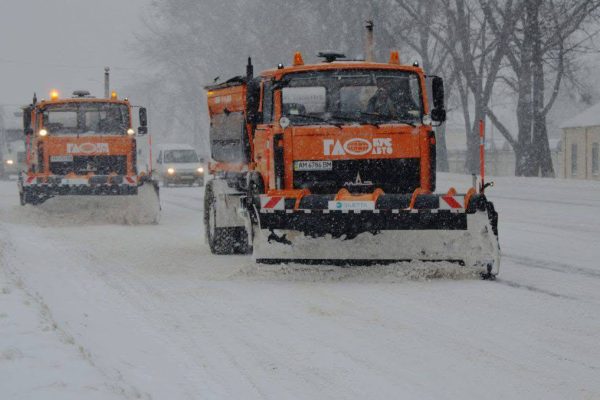 ❄️ Ситуація на дорогах Житомирщини: працює спецтехніка. Попри складні погодні умови, рух дорогами державного значення області забезпечено. Для розчищення проїзної частини та обробки піщано-сольовою сумішшю безупинно працює понад 60 одиниць спецтехніки. Сніг та сильний вітер утворюють перемети, знижують видимість і ускладнюють дорожню ситуацію. Підрядні підприємства працюють у посиленому режимі, аби дороги залишалися проїзними. 🛣️ Наразі: • опади тривають • покриття засніжене, оброблене реагентами • місцями снігова «каша» ⚠️ Поради водіям: • рухайтесь плавно • знижуйте швидкість • тримайте збільшену дистанцію • гальмуйте та рушайте без різких маневрів 🌡️ 5 лютого: • сніг протягом дня • пориви вітру до 12 м/с • температура від -1 до -6°C 🚨 Синоптики оголосили І рівень небезпечності (жовтий) через ожеледицю 5–7 лютого. #нс