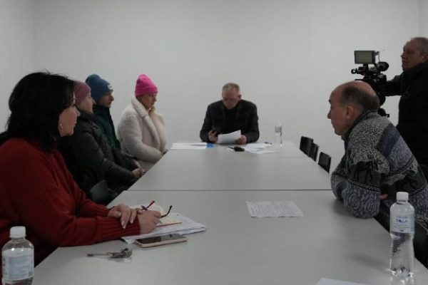 Проблеми ЖКГ, соціальний захист та пам’ять Героїв: Сергій Орлюк провів особистий прийом громадян. У Бердичеві продовжується практика прямих діалогів міської влади з мешканцями. Нещодавно міський голова Сергій Орлюк провів черговий особистий прийом, під час якого розглянув 14 звернень. Спектр питань традиційно широкий: від технічного стану під’їздів до складних життєвих обставин окремих родин. Опалювальний сезон під пильним контролем Попри те, що зима вже перетнула свій екватор, питання тепла залишаються найгострішими. Під час прийому було озвучено кілька критичних адрес та тем: • Вул. Садова: Мешканці скаржаться на відсутність тепла у квартирі. Міський голова доручив профільним службам розібратися з технічними причинами збою. • Вул. Свободи, 5: Ситуація в цьому будинку особлива, адже мешканці досі відчувають наслідки трагічного вибуху 2010 року. Питання технічного стану мереж тут стоїть на першому місці. • Індивідуальне опалення: Бердичівляни продовжують цікавитися можливістю відключення від централізованих мереж у багатоквартирних будинках. Це питання потребує не лише бажання власників, а й відповідності технічним регламентам міста. Соціальна підтримка та безпека Окрім комунальних негараздів, значна частина звернень стосувалася соціальної сфери. Сергій Орлюк розглянув запити щодо: • Догляду за літніми людьми: Оформлення опіки та можливість поселення до геріатричного пансіонату. • Працевлаштування: Звернення щодо роботи в державних структурах громади. • Благоустрою та доріг: Питання безпеки дорожнього руху та покращення інфраструктури в мікрорайонах. Вшанування пам'яті Окремим і надзвичайно важливим пунктом прийому стало звернення щодо вшанування пам’яті загиблого Захисника України. Міський голова наголосив, що збереження пам’яті про подвиг наших земляків є пріоритетом для громади, і всі необхідні процедурні кроки будуть зроблені. «Особисті прийоми — це можливість почути кожного мешканця без посередників. Навіть складні питання, які тягнуться роками, потребують уваги та поетапного вирішення», — зазначають у міській раді #влада