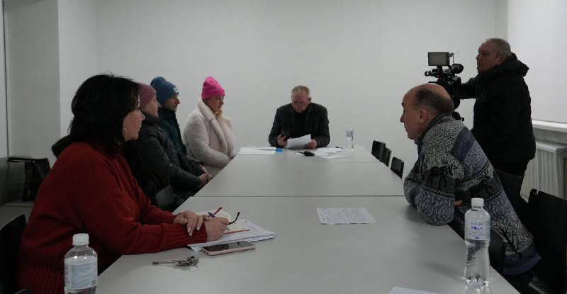 Проблеми ЖКГ, соціальний захист та пам’ять Героїв: Сергій Орлюк провів особистий прийом громадян. У Бердичеві продовжується практика прямих діалогів міської влади з мешканцями. Нещодавно міський голова Сергій Орлюк провів черговий особистий прийом, під час якого розглянув 14 звернень. Спектр питань традиційно широкий: від технічного стану під’їздів до складних життєвих обставин окремих родин. Опалювальний сезон під пильним контролем Попри те, що зима вже перетнула свій екватор, питання тепла залишаються найгострішими. Під час прийому було озвучено кілька критичних адрес та тем: • Вул. Садова: Мешканці скаржаться на відсутність тепла у квартирі. Міський голова доручив профільним службам розібратися з технічними причинами збою. • Вул. Свободи, 5: Ситуація в цьому будинку особлива, адже мешканці досі відчувають наслідки трагічного вибуху 2010 року. Питання технічного стану мереж тут стоїть на першому місці. • Індивідуальне опалення: Бердичівляни продовжують цікавитися можливістю відключення від централізованих мереж у багатоквартирних будинках. Це питання потребує не лише бажання власників, а й відповідності технічним регламентам міста. Соціальна підтримка та безпека Окрім комунальних негараздів, значна частина звернень стосувалася соціальної сфери. Сергій Орлюк розглянув запити щодо: • Догляду за літніми людьми: Оформлення опіки та можливість поселення до геріатричного пансіонату. • Працевлаштування: Звернення щодо роботи в державних структурах громади. • Благоустрою та доріг: Питання безпеки дорожнього руху та покращення інфраструктури в мікрорайонах. Вшанування пам'яті Окремим і надзвичайно важливим пунктом прийому стало звернення щодо вшанування пам’яті загиблого Захисника України. Міський голова наголосив, що збереження пам’яті про подвиг наших земляків є пріоритетом для громади, і всі необхідні процедурні кроки будуть зроблені. «Особисті прийоми — це можливість почути кожного мешканця без посередників. Навіть складні питання, які тягнуться роками, потребують уваги та поетапного вирішення», — зазначають у міській раді #влада