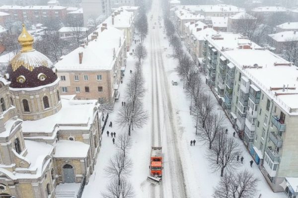 Дякуємо чи скаржимося? Що кажуть бердичівляни про прибирання снігу в місті. Після періоду сильних морозів у Бердичів прийшло потепління, а разом із ним повернулися й рясні снігопади. Лише за два дні місто помітно засипало снігом. Зранку пересування тротуарами було ускладненим, а не всі дороги встигли оперативно розчистити. Водночас варто зазначити, що основні центральні вулиці міста були прибрані ще з ночі, і транспорт там рухався без суттєвих ускладнень. У комунсервісі визнають: встигнути всюди одночасно складно. Дається взнаки нестача спеціалізованої техніки, яка могла б швидко охопити все місто, а також дефіцит працівників. Підприємство регулярно публікує оголошення про набір на роботу — вакансій справді чимало. Тим часом у соціальних мережах думки бердичівлян розділилися. Частина мешканців дякує комунальникам за роботу, інші ж скаржаться на окремі вулиці та провулки, де прибирання або запізнилося, або взагалі не проводилося. Ось лише кілька відгуків містян: Надія Садовська: «Мрії здійснюються — саме зараз Завідню розчищають від снігу. Дуже дякую за турботу!» Юлія Брижук: «Базар з вул. Миру і там, де коло було — жах 😒» Лілія Левковська: «Чистять і посипають». Олександра Пилипенкова: «По Торговій знову місиво. Не чистили». Тіна Гай: «Чистять, так, дякую». Користувач під псевдонімом Джон Картер: «Провулок Данилівський, як завжди, забули…» Комунальні служби запевняють, що роботи з прибирання снігу тривають у посиленому режимі, а першочергово очищаються центральні вулиці, маршрути громадського транспорту та під’їзди до соціально важливих об’єктів.