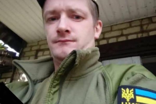 Рік чекали на звістку: на Донеччині загинув Сергій Юхимчук з Бердичівщини. Біль важкої втрати знову торкнувся нашої громади. Юхимчук Сергій Михайлович 04.07.1992 р.н. Сергій повертається до місця вічної пам’яті та вшанування подвигу — у своє рідне село Рея. 🔸 Він був призваний на військову службу 1 серпня 2024 року, служив гранатометником штурмової роти. 🔸 15 листопада 2024 року Сергій зник безвісти під час виконання бойового завдання поблизу населеного пункту Єлизаветівка Покровського району Донецької області. 🔸 Понад рік рідні чекали на звістку… Та підтвердилося найстрашніше — Сергій загинув, захищаючи Україну. Випускник Рейської школи, працівник місцевого підприємства, щира, добродушна і працьовита людина, чуйний односелець — тепер він назавжди у строю Небесного війська. 🕊️ Пам’ять про Героя житиме у серцях рідних, друзів, односельців і всієї громади — як вдячність за відвагу та самопожертву. Вічна пам’ять і слава Захиснику України. #війна