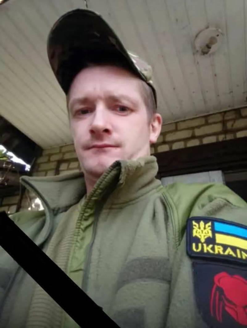 Рік чекали на звістку: на Донеччині загинув Сергій Юхимчук з Бердичівщини. Біль важкої втрати знову торкнувся нашої громади. Юхимчук Сергій Михайлович 04.07.1992 р.н. Сергій повертається до місця вічної пам’яті та вшанування подвигу — у своє рідне село Рея. 🔸 Він був призваний на військову службу 1 серпня 2024 року, служив гранатометником штурмової роти. 🔸 15 листопада 2024 року Сергій зник безвісти під час виконання бойового завдання поблизу населеного пункту Єлизаветівка Покровського району Донецької області. 🔸 Понад рік рідні чекали на звістку… Та підтвердилося найстрашніше — Сергій загинув, захищаючи Україну. Випускник Рейської школи, працівник місцевого підприємства, щира, добродушна і працьовита людина, чуйний односелець — тепер він назавжди у строю Небесного війська. 🕊️ Пам’ять про Героя житиме у серцях рідних, друзів, односельців і всієї громади — як вдячність за відвагу та самопожертву. Вічна пам’ять і слава Захиснику України. #війна