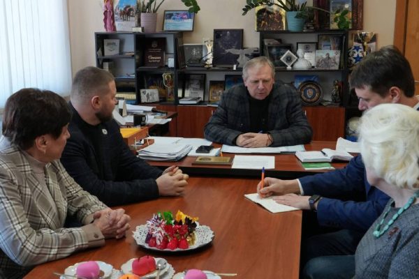 Сергій Орлюк зустрівся з керівництвом Федерації профспілок України. Бердичівський міський голова Сергій Орлюк провів робочу зустріч з керівництвом Федерації профспілок України. Захід передував ширшому діалогу за участю представників сфер освіти, охорони здоров’я та культури громади. У зустрічі взяли участь керівники ФПУ, обласних і міських профспілок, представники управління освіти, депутати міської ради та Бердичівської РВА. Ключові теми обговорення: • соціальний захист працівників • справедлива оплата праці • виплата зарплат і пенсій у бюджетній сфері • роль профспілок у захисті трудових прав та недопущенні їх звуження Програма візиту також включала: • вшанування пам’яті Захисників України біля Меморіалу «Слава Героям» • покладання квітів у ліцеї «Територія-12» • відвідування музею Профспілки у ліцеї №10 «Тріумф» • ознайомлення з Музеєм історії Бердичева та Кляштором Босих Кармелітів ✅ За підсумками зустрічі сторони напрацювали спільне бачення подальшої співпраці та відзначили важливість партнерства між профспілками і місцевим самоврядуванням. ПУЛЬС МІСТА | БЕРДИЧІВ