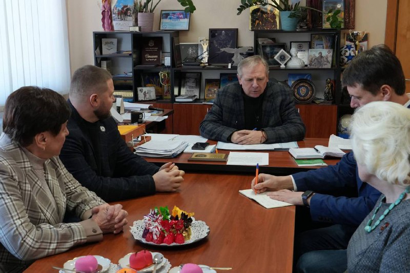Сергій Орлюк зустрівся з керівництвом Федерації профспілок України. Бердичівський міський голова Сергій Орлюк провів робочу зустріч з керівництвом Федерації профспілок України. Захід передував ширшому діалогу за участю представників сфер освіти, охорони здоров’я та культури громади. У зустрічі взяли участь керівники ФПУ, обласних і міських профспілок, представники управління освіти, депутати міської ради та Бердичівської РВА. Ключові теми обговорення: • соціальний захист працівників • справедлива оплата праці • виплата зарплат і пенсій у бюджетній сфері • роль профспілок у захисті трудових прав та недопущенні їх звуження Програма візиту також включала: • вшанування пам’яті Захисників України біля Меморіалу «Слава Героям» • покладання квітів у ліцеї «Територія-12» • відвідування музею Профспілки у ліцеї №10 «Тріумф» • ознайомлення з Музеєм історії Бердичева та Кляштором Босих Кармелітів ✅ За підсумками зустрічі сторони напрацювали спільне бачення подальшої співпраці та відзначили важливість партнерства між профспілками і місцевим самоврядуванням. ПУЛЬС МІСТА | БЕРДИЧІВ