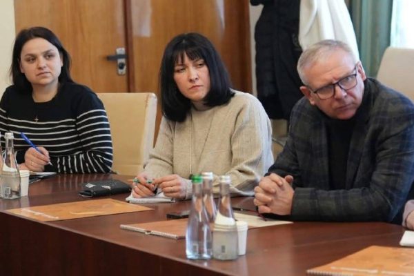 Бердичівська громада долучилася до обговорення нових грантових можливостей для молоді. Делегація Бердичівської громади взяла участь в офлайн-зустрічі у межах Всеукраїнської інформаційної кампанії Українського молодіжного фонду. До складу делегації увійшли: • міський голова Сергій Орлюк, • представники відділу молоді та спорту Бердичівської міської ради, • голова Молодіжної ради при Бердичівському міському голові. 💡 Під час зустрічі обговорили можливості залучення грантових коштів для підтримки та реалізації молодіжних ініціатив. Зокрема, йшлося про старт конкурсу бюджетних грантів, спрямованих на: • розвиток молодіжного середовища, • студентське самоврядування, • громадські ініціативи. 📢 Учасники заходу наголосили на важливості: • активного інформування молоді про доступні можливості, • залучення громад до впровадження змін на місцях. #влада