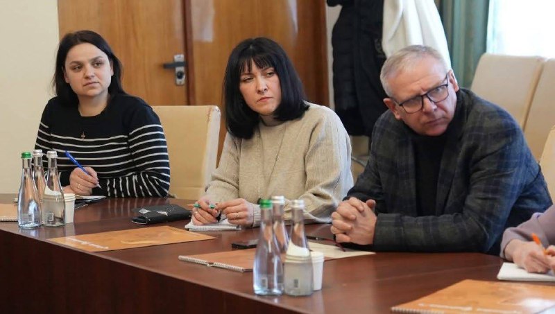 Бердичівська громада долучилася до обговорення нових грантових можливостей для молоді. Делегація Бердичівської громади взяла участь в офлайн-зустрічі у межах Всеукраїнської інформаційної кампанії Українського молодіжного фонду. До складу делегації увійшли: • міський голова Сергій Орлюк, • представники відділу молоді та спорту Бердичівської міської ради, • голова Молодіжної ради при Бердичівському міському голові. 💡 Під час зустрічі обговорили можливості залучення грантових коштів для підтримки та реалізації молодіжних ініціатив. Зокрема, йшлося про старт конкурсу бюджетних грантів, спрямованих на: • розвиток молодіжного середовища, • студентське самоврядування, • громадські ініціативи. 📢 Учасники заходу наголосили на важливості: • активного інформування молоді про доступні можливості, • залучення громад до впровадження змін на місцях. #влада