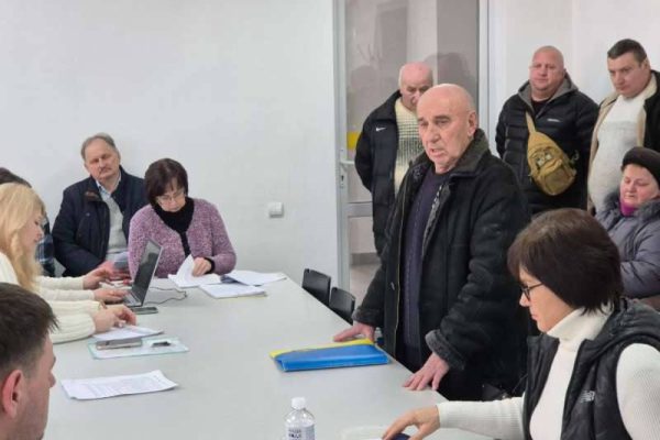 🏛 Депутати не підтримали кандидатів на звання Почесний громадянин Бердичева. Бердичівські депутати не пропустили на сесію питання про присвоєння звання почесних громадян міста Ангеліні Цвєтковій та Миколі Вахніцькому. Нагадаємо, перед розглядом на сесії такі питання мають пройти усі депутатські комісії. Якщо хоча б одна не підтримує - рішення далі не рухається. 📅 9 лютого відбулося перше засідання комісій, де й розглянули обидві кандидатури. 👥 На обговоренні були присутні ініціатори подань: • громадські та ветеранські організації, • освітяни, • сам Микола Вахніцький, який особисто представив свою біографію, згадав військову службу, відзнаки та участь у будівництві котелень для шкіл. 🏫 Ангеліна Цвєткова через хворобу не змогла бути присутньою, але її заслуги презентували колеги. Перелік грамот, подяк і досягнень зайняв кілька хвилин - більше, ніж виступ іншого кандидата. ❗️ Під час засідання з’ясувалося, що депутати мають право присвоювати звання почесного громадянина лише один раз на рік. У 2025 році його вже отримав директор Бердичівського пивзаводу Володимир Ліпецький, хоча подання на Цвєткову і Вахніцького тоді також подавалися. 📊 Результат голосування комісії: • за Ангеліну Цвєткову - 1 голос «за» • за Миколу Вахніцького - 2 голоси «за» Цього виявилося недостатньо, аби винести питання на розгляд сесії міської ради. Джерело та оригінал статті https://rio-berdychiv.info/novyny/polityka/deputaty-ne-pidtrymaly-kandydativ-na-zvannya-pochesnyj-hromadyanyn-berdycheva