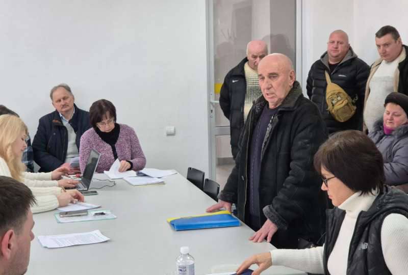 🏛 Депутати не підтримали кандидатів на звання Почесний громадянин Бердичева. Бердичівські депутати не пропустили на сесію питання про присвоєння звання почесних громадян міста Ангеліні Цвєтковій та Миколі Вахніцькому. Нагадаємо, перед розглядом на сесії такі питання мають пройти усі депутатські комісії. Якщо хоча б одна не підтримує - рішення далі не рухається. 📅 9 лютого відбулося перше засідання комісій, де й розглянули обидві кандидатури. 👥 На обговоренні були присутні ініціатори подань: • громадські та ветеранські організації, • освітяни, • сам Микола Вахніцький, який особисто представив свою біографію, згадав військову службу, відзнаки та участь у будівництві котелень для шкіл. 🏫 Ангеліна Цвєткова через хворобу не змогла бути присутньою, але її заслуги презентували колеги. Перелік грамот, подяк і досягнень зайняв кілька хвилин - більше, ніж виступ іншого кандидата. ❗️ Під час засідання з’ясувалося, що депутати мають право присвоювати звання почесного громадянина лише один раз на рік. У 2025 році його вже отримав директор Бердичівського пивзаводу Володимир Ліпецький, хоча подання на Цвєткову і Вахніцького тоді також подавалися. 📊 Результат голосування комісії: • за Ангеліну Цвєткову - 1 голос «за» • за Миколу Вахніцького - 2 голоси «за» Цього виявилося недостатньо, аби винести питання на розгляд сесії міської ради. Джерело та оригінал статті https://rio-berdychiv.info/novyny/polityka/deputaty-ne-pidtrymaly-kandydativ-na-zvannya-pochesnyj-hromadyanyn-berdycheva