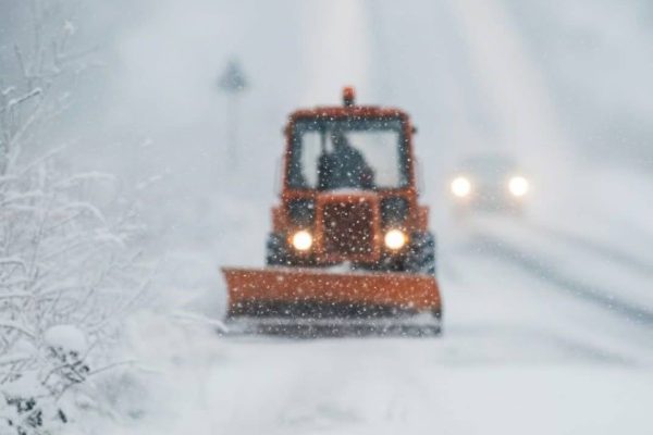 ❄️ Плани робіт МКП «Бердичівкомунсервіс» на вівторок, 10 лютого. Комунальне підприємство повідомляє про заплановані роботи з розчистки снігу та посипки піско-соляною сумішшю. Проїзні частини вулиць: • Замкова • Дружби • Ярослава Мудрого • Львівська • Мостова • Зоряна • Трудова • Новоіванівська • IV-й пров. Семенівський • Богданівська • Білопільська • Низгірецька • Червона • Романа Абрамова • Мучна • Квітнева • Івана Житниченка • Руська • Всеволода Нестайка • Маложитомирська 🚶 Тротуари, пішохідні переходи та зупинки громадського транспорту: • вул. Європейська • вул. Житомирська • пл. Соборна • вул. Вінницька • вул. Одеська 🕯️ Окремо: • благоустрій пл. Незалежності, меморіал «Слава Героям» (згрібання та вивіз снігу) 👷‍♂️ До робіт залучено 27 працівників підприємства та автотракторну техніку. Будьте обережні на дорогах та тротуарах ПУЛЬС МІСТА | БЕРДИЧІВ #оголошення