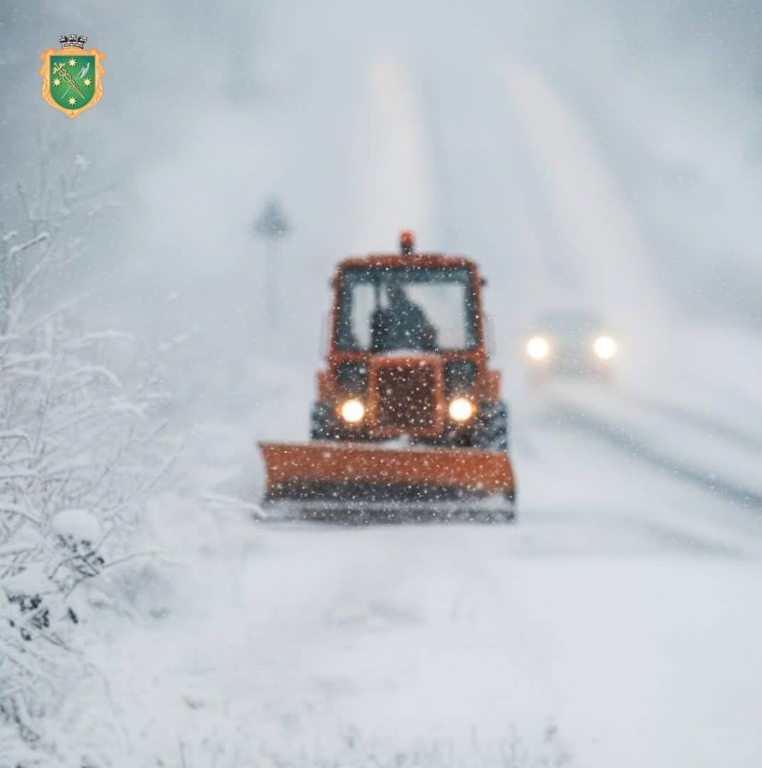 ❄️ Плани робіт МКП «Бердичівкомунсервіс» на вівторок, 10 лютого. Комунальне підприємство повідомляє про заплановані роботи з розчистки снігу та посипки піско-соляною сумішшю. Проїзні частини вулиць: • Замкова • Дружби • Ярослава Мудрого • Львівська • Мостова • Зоряна • Трудова • Новоіванівська • IV-й пров. Семенівський • Богданівська • Білопільська • Низгірецька • Червона • Романа Абрамова • Мучна • Квітнева • Івана Житниченка • Руська • Всеволода Нестайка • Маложитомирська 🚶 Тротуари, пішохідні переходи та зупинки громадського транспорту: • вул. Європейська • вул. Житомирська • пл. Соборна • вул. Вінницька • вул. Одеська 🕯️ Окремо: • благоустрій пл. Незалежності, меморіал «Слава Героям» (згрібання та вивіз снігу) 👷‍♂️ До робіт залучено 27 працівників підприємства та автотракторну техніку. Будьте обережні на дорогах та тротуарах ПУЛЬС МІСТА | БЕРДИЧІВ #оголошення