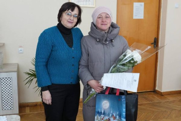 🇺🇦 Бердичів пишається своїми Захисниками. Нещодавно на адресу Бердичівської міської ради надійшов лист-подяка від командування штурмової бригади безпілотних систем, у якій проходить службу бердичівлянин Іван Анатолійович Пасічник. 🏅 За мужність і героїзм, виявлені під час виконання бойових завдань, воїна нагороджено відзнакою Президента України «За оборону України». 🤍 Керівництво громади запросило до міської ради матір Захисника — пані Тетяну Дорожинську. Від імені всієї громади їй подякували за виховання сина, який є прикладом стійкості, патріотизму та відданості Україні. 🌸 Під час зустрічі Тетяні Юріївні вручили квіти та солодощі. У зверненні командування підрозділу наголосило: воїн, який зростав і навчався у Бердичеві, є надійною опорою у боротьбі за свободу та незалежність нашої держави. 🇺🇦 Успіхи Захисників на передовій піднімають бойовий дух усієї громади. Бердичівляни щиро пишаються своїми земляками та безмежно вдячні кожному, хто боронить Україну. Особлива шана — батькам, які виховали гідних Синів і Доньок нації. #війна