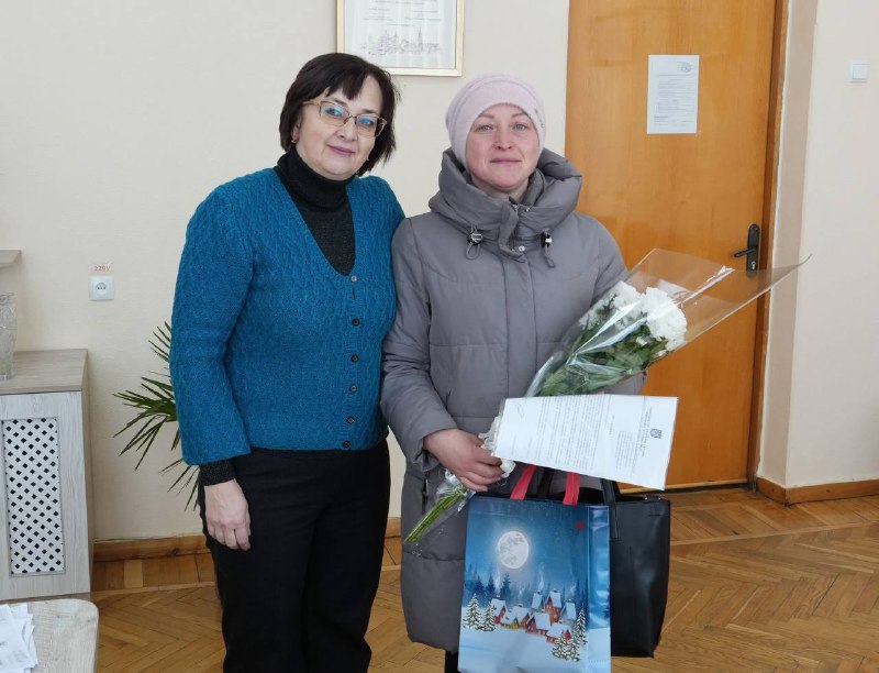 🇺🇦 Бердичів пишається своїми Захисниками. Нещодавно на адресу Бердичівської міської ради надійшов лист-подяка від командування штурмової бригади безпілотних систем, у якій проходить службу бердичівлянин Іван Анатолійович Пасічник. 🏅 За мужність і героїзм, виявлені під час виконання бойових завдань, воїна нагороджено відзнакою Президента України «За оборону України». 🤍 Керівництво громади запросило до міської ради матір Захисника — пані Тетяну Дорожинську. Від імені всієї громади їй подякували за виховання сина, який є прикладом стійкості, патріотизму та відданості Україні. 🌸 Під час зустрічі Тетяні Юріївні вручили квіти та солодощі. У зверненні командування підрозділу наголосило: воїн, який зростав і навчався у Бердичеві, є надійною опорою у боротьбі за свободу та незалежність нашої держави. 🇺🇦 Успіхи Захисників на передовій піднімають бойовий дух усієї громади. Бердичівляни щиро пишаються своїми земляками та безмежно вдячні кожному, хто боронить Україну. Особлива шана — батькам, які виховали гідних Синів і Доньок нації. #війна