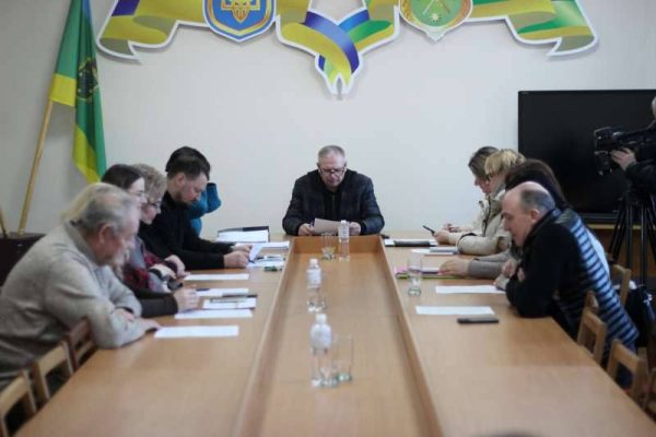 💧 Директор «Бердичівводоканалу» подав заяву на звільнення. Міський голова Сергій Орлюк підтвердив: Ілля Шамровський подав заяву на звільнення за власним бажанням. Питання прозвучало під час засідання виконкому 10 лютого. Членів виконкому цікавило: • чи проводився державний аудит діяльності підприємства; • чи розпочато інвентаризацію майна; • як саме відбувалося призначення директора. Що відомо зараз: • місто звернулося щодо держаудиту - його внесли до плану І півріччя 2026 року; • інвентаризація майна вже триває; • Шамровський був призначений 10 червня 2024 року. 🤝 За словами мера, директор був запрошений насамперед для реалізації грантового проєкту НЕФКО, з яким він упорався. Надалі посадовець вирішив змінити напрям роботи. ⚖️ Сергій Орлюк також висловив сподівання, що після звільнення вдасться врегулювати судовий спір між директором і виконкомом без продовження конфлікту. 📉 Водночас підприємство два роки працювало без затвердженого фінансового плану, а робота директора супроводжувалась публічними конфліктами. ❓ Хто очолить водоканал далі - поки невідомо. За словами міського голови, потенційні кандидати не погоджуються з особистих причин. Джерело Ріо Бердичів ПУЛЬС МІСТА | БЕРДИЧІВ