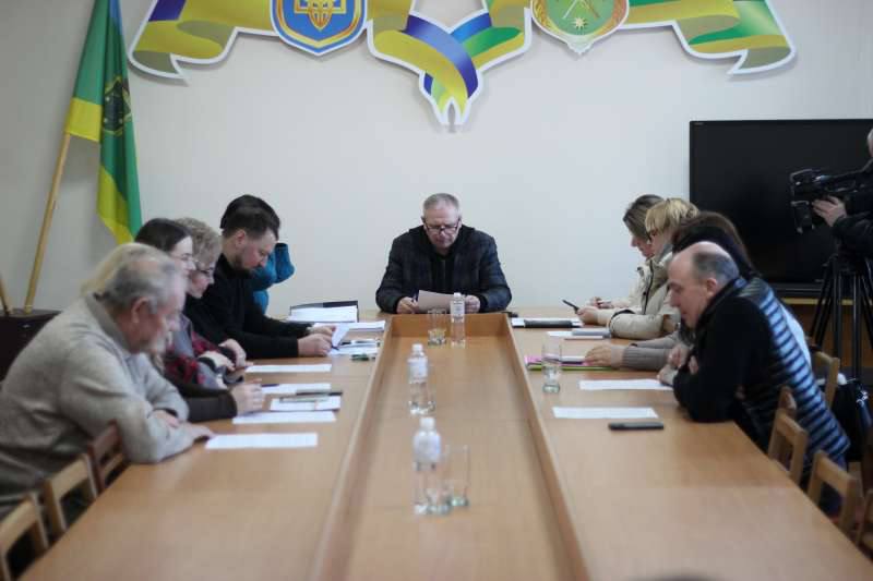 💧 Директор «Бердичівводоканалу» подав заяву на звільнення. Міський голова Сергій Орлюк підтвердив: Ілля Шамровський подав заяву на звільнення за власним бажанням. Питання прозвучало під час засідання виконкому 10 лютого. Членів виконкому цікавило: • чи проводився державний аудит діяльності підприємства; • чи розпочато інвентаризацію майна; • як саме відбувалося призначення директора. Що відомо зараз: • місто звернулося щодо держаудиту - його внесли до плану І півріччя 2026 року; • інвентаризація майна вже триває; • Шамровський був призначений 10 червня 2024 року. 🤝 За словами мера, директор був запрошений насамперед для реалізації грантового проєкту НЕФКО, з яким він упорався. Надалі посадовець вирішив змінити напрям роботи. ⚖️ Сергій Орлюк також висловив сподівання, що після звільнення вдасться врегулювати судовий спір між директором і виконкомом без продовження конфлікту. 📉 Водночас підприємство два роки працювало без затвердженого фінансового плану, а робота директора супроводжувалась публічними конфліктами. ❓ Хто очолить водоканал далі - поки невідомо. За словами міського голови, потенційні кандидати не погоджуються з особистих причин. Джерело Ріо Бердичів ПУЛЬС МІСТА | БЕРДИЧІВ