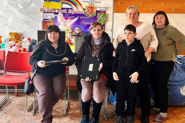 БФ «Дружня родина» підтримав Центр реабілітації дітей з інвалідністю. Представники Благодійного фонду «Дружня родина» з Бердичева відвідали Центр комплексної реабілітації для дітей з інвалідністю та передали важливу допомогу. Що отримав Центр: • 2 ноутбуки від друзів зі Швейцарії From Basel with Love; • комп’ютер, монітор і комплектуючі; • 10 стільців; • орбітрек для реабілітації (який одразу випробували підопічні). 😊 Директорка фонду Алла Пудровська та Юрій Пудровський познайомилися з колективом Центру, оглянули оновлене приміщення та поспілкувалися з фахівцями. 💬 Директорка Центру Наталія Івасюк подякувала благодійникам за небайдужість і щиру підтримку, яка дарує дітям не лише обладнання, а й надію та тепло. 🏫 Центр нещодавно переїхав у просторе приміщення колишнього ЗДО №17 «Віночок» і досі має чимало потреб. Допомога від «Дружньої родини» стала важливим кроком на цьому шляху. ПУЛЬС МІСТА | БЕРДИЧІВ