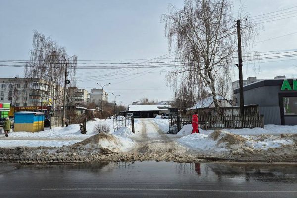 В привабливому місці Бердичева звільняється майже 20 соток землі Саме так можна трактувати проєкт рішення міської ради, який нині виносять на розгляд депутатів. Офіційна назва документа - «Про відмову у передачі земельної ділянки в оренду МП “Дорожник”». Йдеться про земельну ділянку площею 1846 кв. м на розі вулиць Шевченка та Богдана Хмельницького. Протягом багатьох років тут функціонувала автостоянка, а поруч розміщувався скляний павільйон СТО. 🏚 Трохи історії Павільйон збудували ще за радянських часів, однак його первинне призначення достеменно невідоме. У середині 1990-х на базі цього об’єкта створили мале підприємство МП «Дорожник», яке очолив Володимир Журавський. Тут ремонтували авто, клеїли колеса, а поруч діяла одна з перших приватних автостоянок у місті. Згодом керівник підприємства помер, а справу формально успадкували його діти. Син проживає в росії, донька наприкінці минулого року звернулася до міської ради з клопотанням про продовження оренди землі, оскільки попередній договір завершився. 📄 Ключовий момент Як випливає з проєкту рішення, до клопотання не було додано правовстановлюючих документів на об’єкт нерухомості. Фактично скляний павільйон не визнано нерухомим майном - юридично він має статус тимчасової споруди (кіоска). ⚖️ Відповідно до чинного законодавства, вільні земельні ділянки, на яких відсутні об’єкти нерухомості, можуть передаватися в оренду лише на конкурентних засадах, тобто через земельні торги. Саме з цієї причини попередньому орендарю пропонують відмовити. 📊 Що далі? У разі підтримки цього рішення депутатами: • ділянку можуть виставити на аукціон • можливі варіанти як оренди, так і продажу 🏘 Особливо цікавою виглядає перспектива об’єднання цієї землі з частиною території колишнього штабу дивізії, де нині розташовані старі бокси, а решта площ фактично не використовується. Раніше вже звучали ідеї щодо будівництва тут багатоповерхових житлових будинків. 📌 Саме для таких рішень і має працювати Перспективний план просторового розвитку міста. Якщо процеси відбуватимуться прозоро і в інтересах громади - це варто лише вітати. Якщо ж мова піде про кулуарні рішення з метою подальшого перепродажу землі - питання до влади будуть неминучі. Джерело Ріо Бердичів https://rio-berdychiv.info/novyny/biznes/v-pryvablyvomu-mistsi-berdycheva-zvilnyaietsya-majzhe-20-sotok-zemli