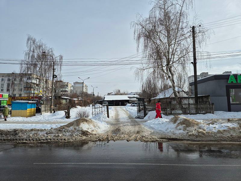 В привабливому місці Бердичева звільняється майже 20 соток землі Саме так можна трактувати проєкт рішення міської ради, який нині виносять на розгляд депутатів. Офіційна назва документа - «Про відмову у передачі земельної ділянки в оренду МП “Дорожник”». Йдеться про земельну ділянку площею 1846 кв. м на розі вулиць Шевченка та Богдана Хмельницького. Протягом багатьох років тут функціонувала автостоянка, а поруч розміщувався скляний павільйон СТО. 🏚 Трохи історії Павільйон збудували ще за радянських часів, однак його первинне призначення достеменно невідоме. У середині 1990-х на базі цього об’єкта створили мале підприємство МП «Дорожник», яке очолив Володимир Журавський. Тут ремонтували авто, клеїли колеса, а поруч діяла одна з перших приватних автостоянок у місті. Згодом керівник підприємства помер, а справу формально успадкували його діти. Син проживає в росії, донька наприкінці минулого року звернулася до міської ради з клопотанням про продовження оренди землі, оскільки попередній договір завершився. 📄 Ключовий момент Як випливає з проєкту рішення, до клопотання не було додано правовстановлюючих документів на об’єкт нерухомості. Фактично скляний павільйон не визнано нерухомим майном - юридично він має статус тимчасової споруди (кіоска). ⚖️ Відповідно до чинного законодавства, вільні земельні ділянки, на яких відсутні об’єкти нерухомості, можуть передаватися в оренду лише на конкурентних засадах, тобто через земельні торги. Саме з цієї причини попередньому орендарю пропонують відмовити. 📊 Що далі? У разі підтримки цього рішення депутатами: • ділянку можуть виставити на аукціон • можливі варіанти як оренди, так і продажу 🏘 Особливо цікавою виглядає перспектива об’єднання цієї землі з частиною території колишнього штабу дивізії, де нині розташовані старі бокси, а решта площ фактично не використовується. Раніше вже звучали ідеї щодо будівництва тут багатоповерхових житлових будинків. 📌 Саме для таких рішень і має працювати Перспективний план просторового розвитку міста. Якщо процеси відбуватимуться прозоро і в інтересах громади - це варто лише вітати. Якщо ж мова піде про кулуарні рішення з метою подальшого перепродажу землі - питання до влади будуть неминучі. Джерело Ріо Бердичів https://rio-berdychiv.info/novyny/biznes/v-pryvablyvomu-mistsi-berdycheva-zvilnyaietsya-majzhe-20-sotok-zemli