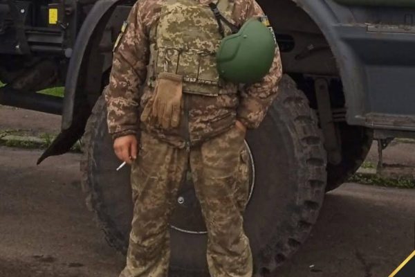 Бердичівська громада з болем і сумом повідомляє про втрату Захисника України. Рудак Олександр Вікторович 14.03.1982 – 09.02.2026 У березні 2022 року Олександр Рудак був прийнятий на військову службу. Проходив службу на посаді командира ремонтного відділення автомобільної техніки 507-го окремого навчального ремонтно-відновлювального батальйону Сухопутних військ ЗСУ. Вірний військовій присязі та Українському народові, він звитяжно відстоював суверенітет і незалежність нашої держави. 💔 На жаль, сержант Олександр Рудак помер внаслідок загострення хвороби серця в Ізюмському районі Харківської області. До останнього він мужньо виконував військовий обовʼязок, виборюючи свободу Батьківщини та право українського народу на життя. Бердичівська міська рада, виконавчий комітет та вся громада висловлюють щирі співчуття родині Захисника. Світла памʼять про нього назавжди залишиться в серцях бердичівлян. Його імʼя — серед імен тих, хто не зрадив і не відступив. ✈️ Поділитись новиною #війна