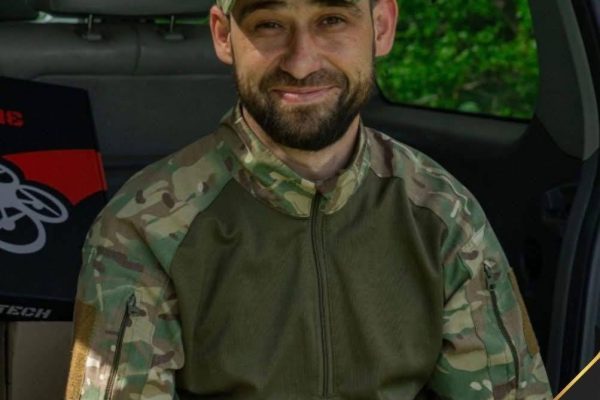 🕯️ З болем і сумом громада Бердичів повідомляє про втрату Захисника України. Андрієнко Юрій Анатолійович 15.09.1990 – 16.07.2025 Юрій народився у Бердичеві, навчався у школі №6, згодом здобував фах у Бердичівському політехнічному коледжі (нині — БФКПЕП). 🇺🇦 У серпні 2024 року був призваний на військову службу. Проходив службу на посаді оператора відділення ударних безпілотних авіаційних комплексів 43-ї окремої механізованої бригади Сухопутних військ ЗСУ. Відданий Військовій присязі, Юрій мужньо боронив суверенітет і незалежність України. 💔 Солдат Юрій Андрієнко загинув у бою під час виконання бойового завдання у Куп’янський район. До останнього він залишався вірним присязі, захищаючи державу, її громадян та право українського народу на свободу і життя. 🤍 Бердичівська міська рада, виконавчий комітет та вся громада висловлюють щирі співчуття родині, близьким і побратимам полеглого Воїна. Світла пам’ять про Юрія Андрієнка назавжди залишиться в наших серцях. Вічна слава Герою. 🇺🇦 Герої не вмирають. #війна