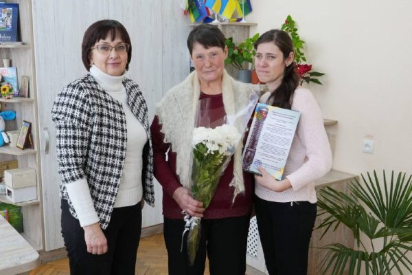 🇺🇦 Бердичівському воїну — подяка від командування бригади. До Бердичева на ім’я міського голови Сергій Орлюк надійшов лист-подяка від командування однієї з окремих механізованих бригад ЗСУ. У зверненні командир підрозділу висловив глибоку шану жителю громади — старшому солдату Олександру Сидорчуку, який сумлінно та мужньо захищає суверенітет і територіальну цілісність України. 🤝 Подяка родині Захисника Аби передати слова вдячності від імені всієї громади, до міської ради запросили маму військовослужбовця — Надію Дмитрівну та його сестру Катерину. Під час зустрічі їм вручили квіти, солодощі та офіційний лист від військового командування. Керівництво громади подякувало матері за виховання справжнього воїна та висловило шану самому Захиснику. 🪖 Про службу піхотинця У листі командир наголосив, що саме на піхоту під час війни припадає найважчий тягар випробувань. Піхотинці є основою та найбільш численною складовою Сил оборони України — фундаментом Збройних Сил. 💙💛 За словами командира, підтримка родини, громади та побратимів допомогла Олександру Сидорчуку стати справжнім патріотом і прикладом сили духу, героїзму та самовідданого служіння Батьківщині. 🙏 Нехай мир якнайшвидше прийде в Україну, а всі Захисники повернуться додому. Слава українським воїнам! Слава Україні! 🇺🇦 ПУЛЬС МІСТА | НОВИНИ БЕРДИЧЕВА #війна ✈️ Поділитись новиною