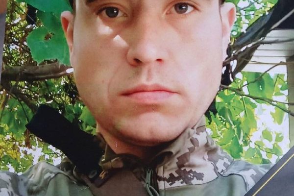 🕯️ Ще одна чорна звістка для Бердичівської громади. Війна забрала життя ще одного нашого Захисника. Невимовний біль для рідних і всієї громади… Йому було лише 30 років. 🇺🇦 Гончарук Кирило Вікторович 25.02.1995 – 21.10.2025 Кирило народився у Бердичеві, навчався у загальноосвітній школі №3. На військову службу був призваний у серпні 2025 року. Проходив службу на посаді сержанта з матеріального забезпечення роти безпілотних авіаційних комплексів штурмового спеціалізованого батальйону Сухопутних військ Збройних Сил України. Вірний Військовій присязі, він мужньо боронив суверенітет і незалежність України. 💔 На превеликий жаль, Кирило Гончарук загинув у бою за Україну під час виконання військового обов’язку у Краматорському районі Донецької області. До останнього подиху він виборював свободу Батьківщини та право українського народу на життя. 🙏 Бердичівська міська рада, виконавчий комітет та вся громада щиро співчувають родині, близьким і друзям загиблого Воїна. 🕯️ Світла пам’ять про Кирила назавжди залишиться в серцях тих, хто його знав і любив. Його ім’я — серед імен тих, хто не зрадив і не відступив. Вічна пам’ять і слава Герою. Слава Україні! 🇺🇦 Новини Бердичева #війна