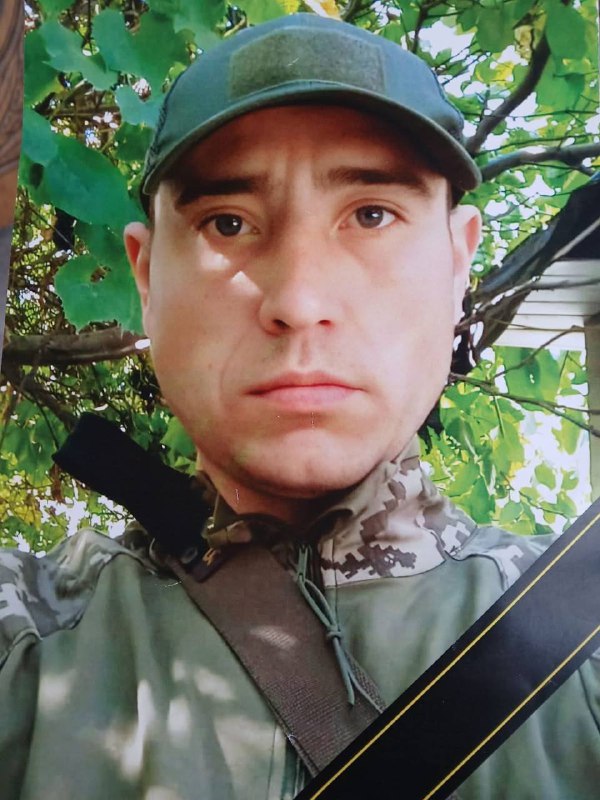 🕯️ Ще одна чорна звістка для Бердичівської громади. Війна забрала життя ще одного нашого Захисника. Невимовний біль для рідних і всієї громади… Йому було лише 30 років. 🇺🇦 Гончарук Кирило Вікторович 25.02.1995 – 21.10.2025 Кирило народився у Бердичеві, навчався у загальноосвітній школі №3. На військову службу був призваний у серпні 2025 року. Проходив службу на посаді сержанта з матеріального забезпечення роти безпілотних авіаційних комплексів штурмового спеціалізованого батальйону Сухопутних військ Збройних Сил України. Вірний Військовій присязі, він мужньо боронив суверенітет і незалежність України. 💔 На превеликий жаль, Кирило Гончарук загинув у бою за Україну під час виконання військового обов’язку у Краматорському районі Донецької області. До останнього подиху він виборював свободу Батьківщини та право українського народу на життя. 🙏 Бердичівська міська рада, виконавчий комітет та вся громада щиро співчувають родині, близьким і друзям загиблого Воїна. 🕯️ Світла пам’ять про Кирила назавжди залишиться в серцях тих, хто його знав і любив. Його ім’я — серед імен тих, хто не зрадив і не відступив. Вічна пам’ять і слава Герою. Слава Україні! 🇺🇦 Новини Бердичева #війна