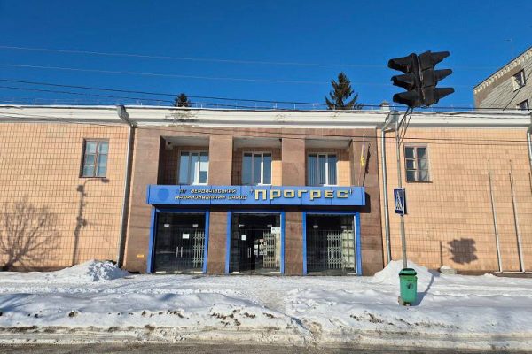 ⚠️ Крик відчаю бердичівських «прогресантів» ніхто не чує. До редакції Ріо-Бердичів звернулися працівники заводу «Прогрес», щоб розповісти про критичну ситуацію, яка склалася на підприємстві. Проблеми тут існують давно, але роками люди мовчали, вірячи обіцянкам керівництва про «світле майбутнє», великі замовлення та погашення зарплатних боргів. ⏳ Місяці минали, а дива так і не сталося. На території заводу з’явилися десятки юридичних осіб зі словом «Прогрес» у назві, між якими простим працівникам було неможливо розібратися. Часто роботу виконували одні, а кошти за неї отримували зовсім інші. 💥 Переломним моментом став ракетний удар по ливарному комплексу у вересні минулого року. Після цього один з акціонерів ініціював кримінальне провадження щодо викрадення обладнання та пообіцяв перезапуск підприємства після зборів акціонерів у січні 2026 року. ❌ Але збори так і не відбулися. Директор залишив посаду ще до Нового року, а реального управління підприємство фактично позбулося. ❄️ Наслідки не забарилися: • понад 150–200 працівників уже два місяці не виходять на роботу; • завод відключений від електроенергії та газу; • січневі морози знищили інженерні мережі. 📣 Лише тепер працівники почали активно боротися за своє майбутнє. Вони зверталися до обласної влади, народних депутатів, міського голови, поліції та прокуратури. У відповідь чують одне й те саме: це приватна власність, важелів впливу немає. 🏭 Робітники наполягають, що на заводі досі є унікальне обладнання, яке не було приватизоване і вважається державною власністю. Саме держава могла б використати його ефективно, особливо у нинішніх умовах. 🤝 Представники одного з акціонерів пообіцяли знову ініціювати збори, а новий великий власник акцій запевнив, що готує відповіді щодо своїх планів. Та для працівників це поки що лише слова. ❓ Сьогодні люди не знають, чого чекати більше — банкрутства і розпродажу майна чи приходу інвестора, який дасть заводу друге життя. 📝 Одне зрозуміло вже зараз: історія найбільшого колись підприємства Бердичева далека від завершення і ще не раз стане темою публічних обговорень. 📌 P.S. Справу про банкрутство підприємства вже ініційовано у господарському суді. Частина техніки, виготовленої восени минулого року, й досі стоїть біля прохідної заводу як предмет спору. https://rio-berdychiv.info/novyny/biznes/kryk-vidchaiu-berdychivskykh-prohresantiv-nikhto-ne-chuie
