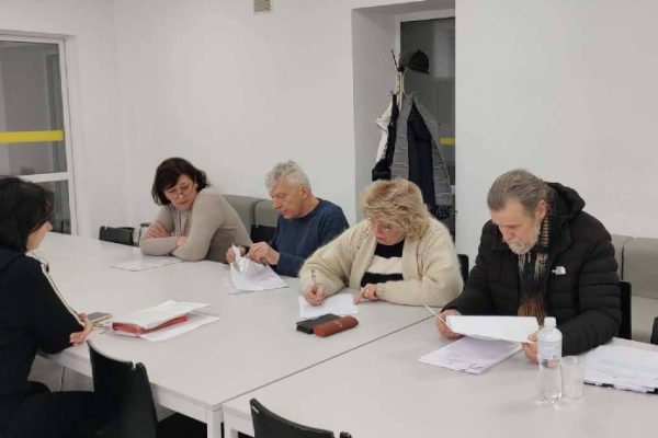 ⚠️ Через роботу ексдиректора «Бердичівводоканалу» депутати звернуться до правоохоронців. 17 лютого профільна депутатська комісія розглянула доповідні щодо діяльності колишнього керівника МКП «Бердичівводоканал» Іллі Шамровського. Йдеться про низку рішень і договорів, ухвалених без погодження з міською владою, що викликало обурення депутатів. 🔌 Сонячна електростанція Серед ключових питань — 10-річний договір на будівництво СЕС вартістю понад 15,6 млн грн. Про нього не були поінформовані ані депутати, ані управління ЖКГ. При цьому контракт самого директора діяв лише рік, він уже звільнився, а зобов’язання за договором залишилися. Роботи фактично не розпочаті. 📊 Фінплан і витрати Також роками не затверджувався фінансовий план підприємства, попри зауваження виконкому. Серед витрат — оренда автомобілів для персоналу, що могла коштувати сотні тисяч гривень щороку. ❗ Відпустка у критичний момент Зафіксовано відпустку директора за власний рахунок у період реалізації важливого проєкту НЕФКО — без погодження з міськрадою. Запит управління ЖКГ щодо його відсутності залишився без відповіді. 🚜 Сумнівні договори Також комісія звернула увагу на: • оренду спецтехніки на понад 522 тис. грн при наявності власної; • витрати 160 тис. грн на адвокатські послуги, попри наявність штатних юристів. 📝 Рішення комісії Комісія з питань ЖКГ одноголосно підтримала звернення до правоохоронних органів для перевірки діяльності посадовця та передачі їм усіх матеріалів. 🏛 Сесія не відбулася 18 лютого на сесії планували представити нового керівника підприємства, однак засідання не відбулося через відсутність кворуму. Ріо Бердичів