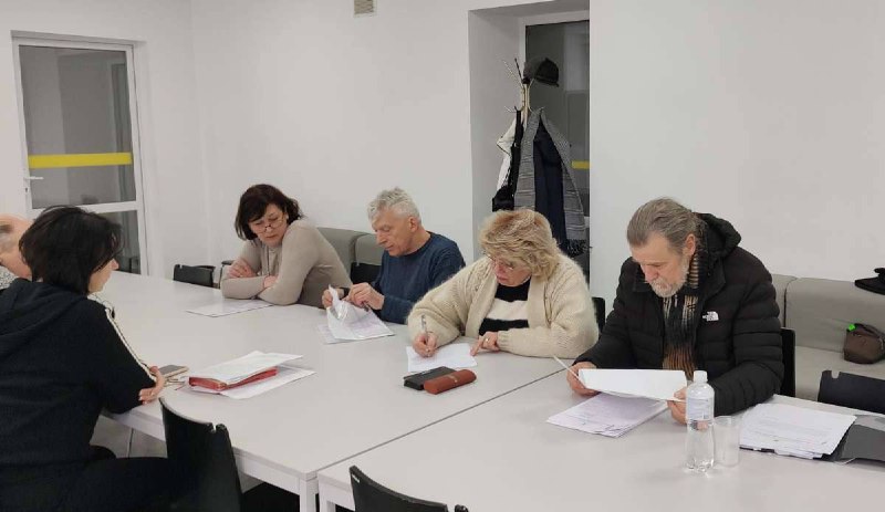 ⚠️ Через роботу ексдиректора «Бердичівводоканалу» депутати звернуться до правоохоронців. 17 лютого профільна депутатська комісія розглянула доповідні щодо діяльності колишнього керівника МКП «Бердичівводоканал» Іллі Шамровського. Йдеться про низку рішень і договорів, ухвалених без погодження з міською владою, що викликало обурення депутатів. 🔌 Сонячна електростанція Серед ключових питань — 10-річний договір на будівництво СЕС вартістю понад 15,6 млн грн. Про нього не були поінформовані ані депутати, ані управління ЖКГ. При цьому контракт самого директора діяв лише рік, він уже звільнився, а зобов’язання за договором залишилися. Роботи фактично не розпочаті. 📊 Фінплан і витрати Також роками не затверджувався фінансовий план підприємства, попри зауваження виконкому. Серед витрат — оренда автомобілів для персоналу, що могла коштувати сотні тисяч гривень щороку. ❗ Відпустка у критичний момент Зафіксовано відпустку директора за власний рахунок у період реалізації важливого проєкту НЕФКО — без погодження з міськрадою. Запит управління ЖКГ щодо його відсутності залишився без відповіді. 🚜 Сумнівні договори Також комісія звернула увагу на: • оренду спецтехніки на понад 522 тис. грн при наявності власної; • витрати 160 тис. грн на адвокатські послуги, попри наявність штатних юристів. 📝 Рішення комісії Комісія з питань ЖКГ одноголосно підтримала звернення до правоохоронних органів для перевірки діяльності посадовця та передачі їм усіх матеріалів. 🏛 Сесія не відбулася 18 лютого на сесії планували представити нового керівника підприємства, однак засідання не відбулося через відсутність кворуму. Ріо Бердичів