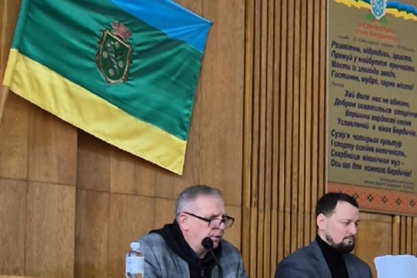 ⚠️ Криза довіри в Бердичівській міськраді вилилась у відсутність кворуму. 🏛 Позачергова сесія Бердичівської міської ради, яку мали провести цього тижня, так і не відбулася через відсутність кворуму. Розпорядження про її скликання було видане ще 6 лютого, а дата погоджувалась заздалегідь, тож у депутатів було достатньо часу, аби спланувати свою присутність. 📉 Проблеми почалися ще на комісіях Протягом минулого тижня із п’яти постійних комісій лише дві змогли працювати з кворумом. Водночас гуманітарна комісія та комісія з питань ЖКГ провели по два засідання, аби розглянути близько 100 питань, запланованих до сесії. ⚠️ Велика кількість питань і слабка відвідуваність комісій мали б стати серйозним сигналом. Навіть погоджувальну раду довелося проводити у два етапи — у вівторок і в середу вранці, безпосередньо перед сесією. ⏳ Сесійна зала чекала — марно Керівники комунальних підприємств, посадовці виконкому, журналісти та мешканці міста зібралися о 10:00. Після вручення нагород родинам загиблих Захисників ані Гімн України, ані Гімн Бердичева так і не пролунали — реєстрація вперто показувала відсутність кворуму. Дзвінки та повідомлення тривали ще близько 20 хвилин, але ситуацію це не врятувало. 👥 Хто був у залі Майже повністю була присутня фракція «Європейська Солідарність» (без лідера). По одному депутату представляли «Слугу народу», «Батьківщину», «Українську стратегію Гройсмана» та «Силу і честь». Два депутати були від «Пропозиції». ➡️ Жодна фракція формально не проігнорувала сесію, але й пояснення масової відсутності депутатів залишилися нечіткими. Міський голова заявив, що причини в багатьох поважні, а наступну дату обіцяють узгоджувати ретельніше. 💬 Версії з кулуарів Одні кажуть — депутати не захотіли витрачати цілий день на 100 питань порядку денного. Інші — що така явка є показником кризи довіри та внутрішніх конфліктів у міській владі. 📌 Наслідки відчує громада Рішень сесії чекали і посадовці, і прості бердичів’яни — з земельних, соціальних та інших питань. Чим довше тягнутимуть із новою датою, тим більше проблем накопичуватиметься, а розплутати цей клубок буде дедалі складніше. ❗️Міська рада без кворуму — це місто без рішень. https://rio-berdychiv.info/novyny/polityka/kryza-doviry-v-berdychivskij-miskradi-vylylas-u-vidsutnist-kvorumu-na-sesii