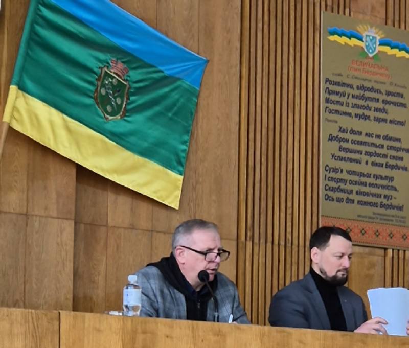 ⚠️ Криза довіри в Бердичівській міськраді вилилась у відсутність кворуму. 🏛 Позачергова сесія Бердичівської міської ради, яку мали провести цього тижня, так і не відбулася через відсутність кворуму. Розпорядження про її скликання було видане ще 6 лютого, а дата погоджувалась заздалегідь, тож у депутатів було достатньо часу, аби спланувати свою присутність. 📉 Проблеми почалися ще на комісіях Протягом минулого тижня із п’яти постійних комісій лише дві змогли працювати з кворумом. Водночас гуманітарна комісія та комісія з питань ЖКГ провели по два засідання, аби розглянути близько 100 питань, запланованих до сесії. ⚠️ Велика кількість питань і слабка відвідуваність комісій мали б стати серйозним сигналом. Навіть погоджувальну раду довелося проводити у два етапи — у вівторок і в середу вранці, безпосередньо перед сесією. ⏳ Сесійна зала чекала — марно Керівники комунальних підприємств, посадовці виконкому, журналісти та мешканці міста зібралися о 10:00. Після вручення нагород родинам загиблих Захисників ані Гімн України, ані Гімн Бердичева так і не пролунали — реєстрація вперто показувала відсутність кворуму. Дзвінки та повідомлення тривали ще близько 20 хвилин, але ситуацію це не врятувало. 👥 Хто був у залі Майже повністю була присутня фракція «Європейська Солідарність» (без лідера). По одному депутату представляли «Слугу народу», «Батьківщину», «Українську стратегію Гройсмана» та «Силу і честь». Два депутати були від «Пропозиції». ➡️ Жодна фракція формально не проігнорувала сесію, але й пояснення масової відсутності депутатів залишилися нечіткими. Міський голова заявив, що причини в багатьох поважні, а наступну дату обіцяють узгоджувати ретельніше. 💬 Версії з кулуарів Одні кажуть — депутати не захотіли витрачати цілий день на 100 питань порядку денного. Інші — що така явка є показником кризи довіри та внутрішніх конфліктів у міській владі. 📌 Наслідки відчує громада Рішень сесії чекали і посадовці, і прості бердичів’яни — з земельних, соціальних та інших питань. Чим довше тягнутимуть із новою датою, тим більше проблем накопичуватиметься, а розплутати цей клубок буде дедалі складніше. ❗️Міська рада без кворуму — це місто без рішень. https://rio-berdychiv.info/novyny/polityka/kryza-doviry-v-berdychivskij-miskradi-vylylas-u-vidsutnist-kvorumu-na-sesii