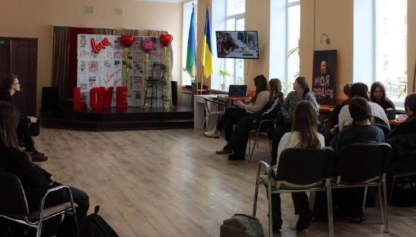 «Фейки, сталкінг та критичне мислення»: Бердичівських школярів навчали кібербезпеці в «М-Формації». Сьогодні вміння відрізнити правду від маніпуляції є такою ж базовою навичкою, як і вміння читати. Саме тому в Молодіжно-волонтерському центрі «М-Формація» відбувся важливий захід для учнів 7-го класу гімназії №1 ім. Т. Г. Шевченка. Темою зустрічі стала «Медіаграмотність та безпека в мережі». Чого навчали підлітків? У сучасному цифровому світі небезпека може чекати за кожним кліком. Разом із фахівцями підлітки розбирали складні, але актуальні поняття: • Фейки та маніпуляції: як розпізнати брехню в інформаційному просторі та не стати жертвою пропаганди. • Сталкінг та вербування: як розпізнати нав’язливе переслідування в мережі та убезпечити себе від небезпечних знайомств. • Захист даних: правила створення складних паролів та важливість конфіденційності особистої інформації. Від теорії — до практики Захід не обмежився лише лекціями. Школярі активно долучилися до практичних занять: 1. Аналіз ситуацій: розбирали реальні приклади з життя, з якими може стикнутися кожен тінейджер. 2. Детектор брехні: вчилися на практиці відрізняти правдиву новину від майстерно створеного фейку. 3. Кодекс безпеки: разом розробили власний перелік правил «Safe Online», які допоможуть впевнено поводитися в інтернеті. Чому це важливо? Як зазначають організатори, сучасний світ вимагає від молоді не просто знання технологій, а насамперед критичного мислення. Свідоме ставлення до інформації дозволяє підліткам не піддаватися тиску та захищати власні кордони в онлайн-просторі. «Ми формуємо покоління, яке не просто користується інтернетом, а розуміє його механізми та вміє себе захистити», — підкреслили у центрі «М-Формація». Захід пройшов у межах відзначення #SaferInternetDay (Дня безпечного інтернету).