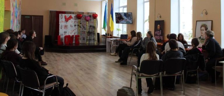 «Фейки, сталкінг та критичне мислення»: Бердичівських школярів навчали кібербезпеці в «М-Формації». Сьогодні вміння відрізнити правду від маніпуляції є такою ж базовою навичкою, як і вміння читати. Саме тому в Молодіжно-волонтерському центрі «М-Формація» відбувся важливий захід для учнів 7-го класу гімназії №1 ім. Т. Г. Шевченка. Темою зустрічі стала «Медіаграмотність та безпека в мережі». Чого навчали підлітків? У сучасному цифровому світі небезпека може чекати за кожним кліком. Разом із фахівцями підлітки розбирали складні, але актуальні поняття: • Фейки та маніпуляції: як розпізнати брехню в інформаційному просторі та не стати жертвою пропаганди. • Сталкінг та вербування: як розпізнати нав’язливе переслідування в мережі та убезпечити себе від небезпечних знайомств. • Захист даних: правила створення складних паролів та важливість конфіденційності особистої інформації. Від теорії — до практики Захід не обмежився лише лекціями. Школярі активно долучилися до практичних занять: 1. Аналіз ситуацій: розбирали реальні приклади з життя, з якими може стикнутися кожен тінейджер. 2. Детектор брехні: вчилися на практиці відрізняти правдиву новину від майстерно створеного фейку. 3. Кодекс безпеки: разом розробили власний перелік правил «Safe Online», які допоможуть впевнено поводитися в інтернеті. Чому це важливо? Як зазначають організатори, сучасний світ вимагає від молоді не просто знання технологій, а насамперед критичного мислення. Свідоме ставлення до інформації дозволяє підліткам не піддаватися тиску та захищати власні кордони в онлайн-просторі. «Ми формуємо покоління, яке не просто користується інтернетом, а розуміє його механізми та вміє себе захистити», — підкреслили у центрі «М-Формація». Захід пройшов у межах відзначення #SaferInternetDay (Дня безпечного інтернету).