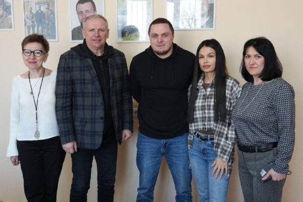 🤝 У Бердичеві підписали черговий меморандум про співпрацю між молоддю та громадським сектором. Голова Молодіжної ради при Бердичівському міському голові Світлана Долина та керівник громадської організації «Палай» Назар Двірченко підписали Меморандум про співпрацю. 📄 Документ закладає основу для спільних ініціатив, спрямованих на розвиток громадянського суспільства у Бердичеві. Сторони планують об’єднати зусилля задля підтримки: • молоді громади • військовослужбовців • ветеранів • родин захисників 💬 Міський голова Сергій Орлюк наголосив, що співпраця свідомої молоді з оборонцями України є важливим етапом формування живої ідентичності громади. Спільна робота молодіжних активістів і ветеранів сприятиме взаєморозумінню в суспільстві, обміну досвідом та відповідальності. 🔥 Досвід захисників допоможе молодим лідерам краще усвідомити реальність і виклики часу, а енергія молоді — ветеранам швидше знаходити нові сенси у цивільному житті. Разом — сильніша громада.