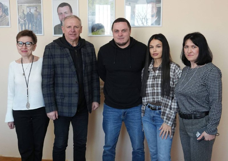 🤝 У Бердичеві підписали черговий меморандум про співпрацю між молоддю та громадським сектором. Голова Молодіжної ради при Бердичівському міському голові Світлана Долина та керівник громадської організації «Палай» Назар Двірченко підписали Меморандум про співпрацю. 📄 Документ закладає основу для спільних ініціатив, спрямованих на розвиток громадянського суспільства у Бердичеві. Сторони планують об’єднати зусилля задля підтримки: • молоді громади • військовослужбовців • ветеранів • родин захисників 💬 Міський голова Сергій Орлюк наголосив, що співпраця свідомої молоді з оборонцями України є важливим етапом формування живої ідентичності громади. Спільна робота молодіжних активістів і ветеранів сприятиме взаєморозумінню в суспільстві, обміну досвідом та відповідальності. 🔥 Досвід захисників допоможе молодим лідерам краще усвідомити реальність і виклики часу, а енергія молоді — ветеранам швидше знаходити нові сенси у цивільному житті. Разом — сильніша громада.