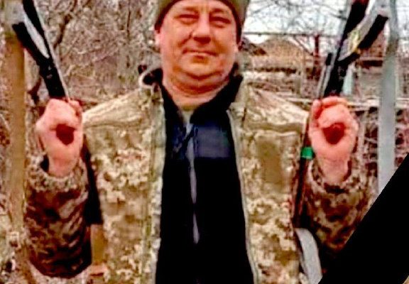 🕯️ Внаслідок влучання ворожого дрона загинув Віктор Данильчук з Бердичівщини. Бердичівщина знову отримала чорну звістку — до Вчорайшенської громади прийшла непоправна втрата. З глибоким сумом повідомляємо про загибель Захисника України, уродженця села Чорнорудка Бердичівського району — Данильчука Віктора Івановича (06.04.1976 р.н.). 🇺🇦 17 лютого 2026 року, під час виконання бойового завдання на околиці міста Миколаїв Миколаївської області, внаслідок влучання ворожого дрона, Віктор Іванович загинув. До останнього подиху він залишався вірним Військовій присязі та своєму обов’язку перед Батьківщиною. Віктор народився у селі Чорнорудка. 6 лютого 2025 року був мобілізований до лав Збройних Сил України. Проходив службу на посаді водія-номера обслуги другого зенітного кулеметного відділення першого зенітного кулеметного взводу другої зенітно-кулеметної роти військової частини. Свої обов’язки виконував сумлінно та відповідально. 💔 Він був мужнім і відданим воїном, користувався повагою серед побратимів. Для рідних залишався люблячим батьком, сином і дідусем. Його смерть — непоправна втрата для родини, друзів і всієї громади. 🙏 Схиляємо голови у скорботі та висловлюємо щирі співчуття рідним і близьким. 🕯️ Світла пам’ять про Віктора Івановича назавжди залишиться в наших серцях. ПУЛЬС МІСТА | БЕРДИЧІВ