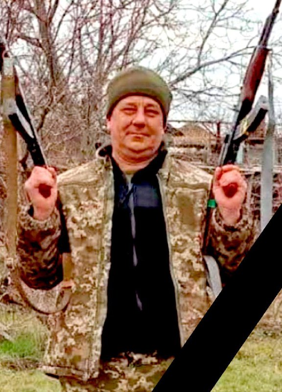 🕯️ Внаслідок влучання ворожого дрона загинув Віктор Данильчук з Бердичівщини. Бердичівщина знову отримала чорну звістку — до Вчорайшенської громади прийшла непоправна втрата. З глибоким сумом повідомляємо про загибель Захисника України, уродженця села Чорнорудка Бердичівського району — Данильчука Віктора Івановича (06.04.1976 р.н.). 🇺🇦 17 лютого 2026 року, під час виконання бойового завдання на околиці міста Миколаїв Миколаївської області, внаслідок влучання ворожого дрона, Віктор Іванович загинув. До останнього подиху він залишався вірним Військовій присязі та своєму обов’язку перед Батьківщиною. Віктор народився у селі Чорнорудка. 6 лютого 2025 року був мобілізований до лав Збройних Сил України. Проходив службу на посаді водія-номера обслуги другого зенітного кулеметного відділення першого зенітного кулеметного взводу другої зенітно-кулеметної роти військової частини. Свої обов’язки виконував сумлінно та відповідально. 💔 Він був мужнім і відданим воїном, користувався повагою серед побратимів. Для рідних залишався люблячим батьком, сином і дідусем. Його смерть — непоправна втрата для родини, друзів і всієї громади. 🙏 Схиляємо голови у скорботі та висловлюємо щирі співчуття рідним і близьким. 🕯️ Світла пам’ять про Віктора Івановича назавжди залишиться в наших серцях. ПУЛЬС МІСТА | БЕРДИЧІВ