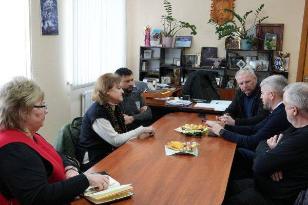 🤝 Стратегічне партнерство задля допомоги - Бердичів посилює співпрацю зі шведськими благодійниками. Бердичівський міський голова Сергій Орлюк провів робочу зустріч з представниками БФ «Шведський Центр допомоги», який є офіційним партнером УВКБ ООН на заході України. Захід відбувся за ініціативи Міністерства соціальної політики України. 🚛 Головна тема - ефективна логістика гуманітарної допомоги для Житомирщини. Наразі триває пошук зручного складського приміщення, яке зможе приймати великогабаритні вантажівки з допомогою для Житомирської та Чернігівської областей. 📦 Сторони узгодили механізми розподілу: • засобів гігієни • матраців • постільної білизни • інших товарів першої потреби Допомога спрямовуватиметься найбільш вразливим категоріям населення та соціальним закладам: • внутрішньо переміщеним особам • родинам загиблих, полонених та зниклих безвісти військовослужбовців • дитячим садочкам та будинкам сімейного типу • лікарням та центрам соціальної допомоги • геріатричним пансіонатам 🇸🇪 Бердичів має 30-річну історію співпраці зі Шведським Центром допомоги. Два роки тому громада вже отримала значну партію сучасного медичного обладнання. Місто високо цінує підтримку міжнародних партнерів, які допомагають долати виклики воєнного часу. Сергій Орлюк підтвердив готовність до подальшої активної співпраці у межах спільних проєктів, що зміцнюють соціальну стійкість регіону. 🔔 Новини Бердичева | Пульс міста в Telegram: https://t.me/newsberd