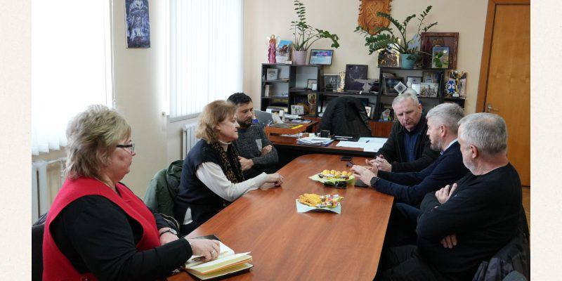 🤝 Стратегічне партнерство задля допомоги - Бердичів посилює співпрацю зі шведськими благодійниками. Бердичівський міський голова Сергій Орлюк провів робочу зустріч з представниками БФ «Шведський Центр допомоги», який є офіційним партнером УВКБ ООН на заході України. Захід відбувся за ініціативи Міністерства соціальної політики України. 🚛 Головна тема - ефективна логістика гуманітарної допомоги для Житомирщини. Наразі триває пошук зручного складського приміщення, яке зможе приймати великогабаритні вантажівки з допомогою для Житомирської та Чернігівської областей. 📦 Сторони узгодили механізми розподілу: • засобів гігієни • матраців • постільної білизни • інших товарів першої потреби Допомога спрямовуватиметься найбільш вразливим категоріям населення та соціальним закладам: • внутрішньо переміщеним особам • родинам загиблих, полонених та зниклих безвісти військовослужбовців • дитячим садочкам та будинкам сімейного типу • лікарням та центрам соціальної допомоги • геріатричним пансіонатам 🇸🇪 Бердичів має 30-річну історію співпраці зі Шведським Центром допомоги. Два роки тому громада вже отримала значну партію сучасного медичного обладнання. Місто високо цінує підтримку міжнародних партнерів, які допомагають долати виклики воєнного часу. Сергій Орлюк підтвердив готовність до подальшої активної співпраці у межах спільних проєктів, що зміцнюють соціальну стійкість регіону. 🔔 Новини Бердичева | Пульс міста в Telegram: https://t.me/newsberd